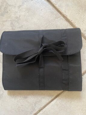 Traveling jewelry pouch with
4 zipper compartments. And 1 Velcro